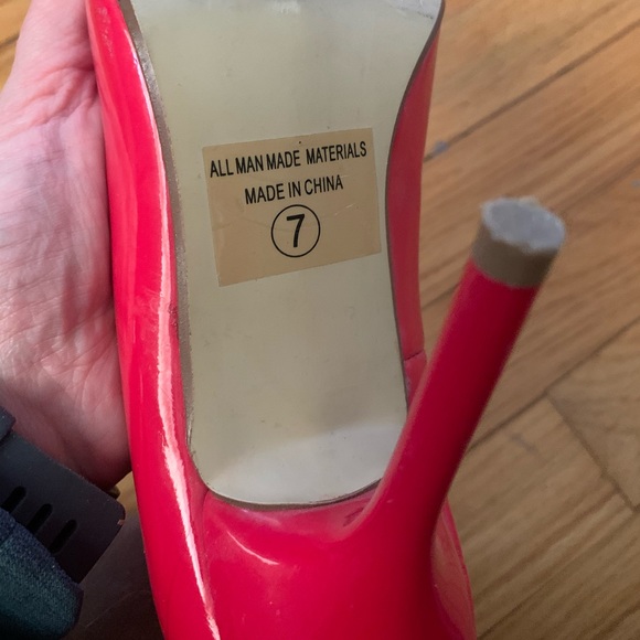 Red high heels - Picture 3 of 4